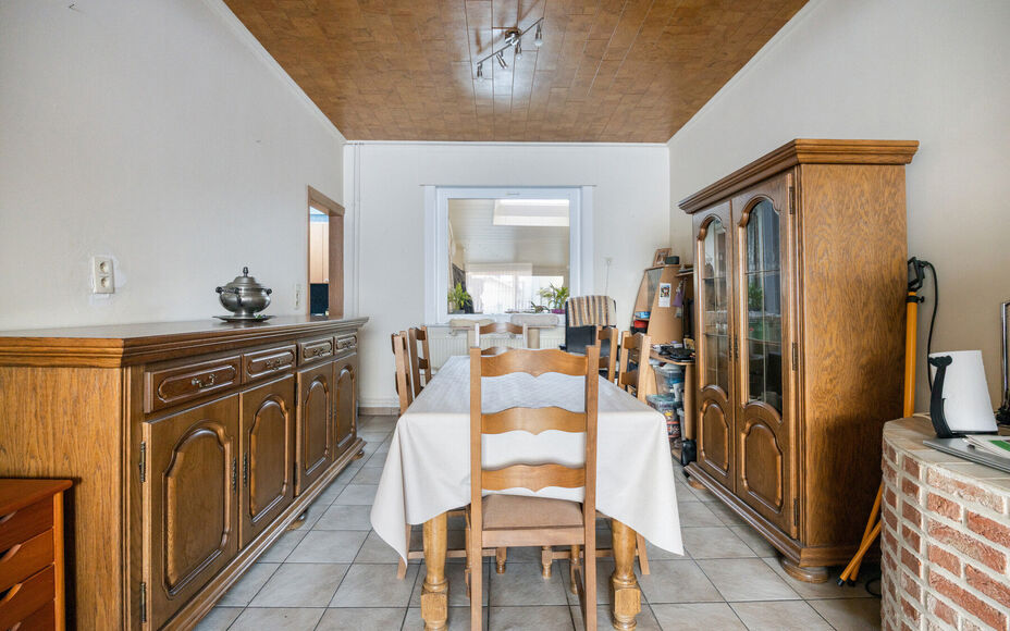 Leemans Immobiliën presenteert u  deze gerenoveerde, instapklare woning in het bruisende hart van Denderleeuw. Dankzij de uiterst centrale ligging bevinden alle belangrijke faciliteiten zich op wandelafstand: winkels, scholen, sportcentra én openbaar ve