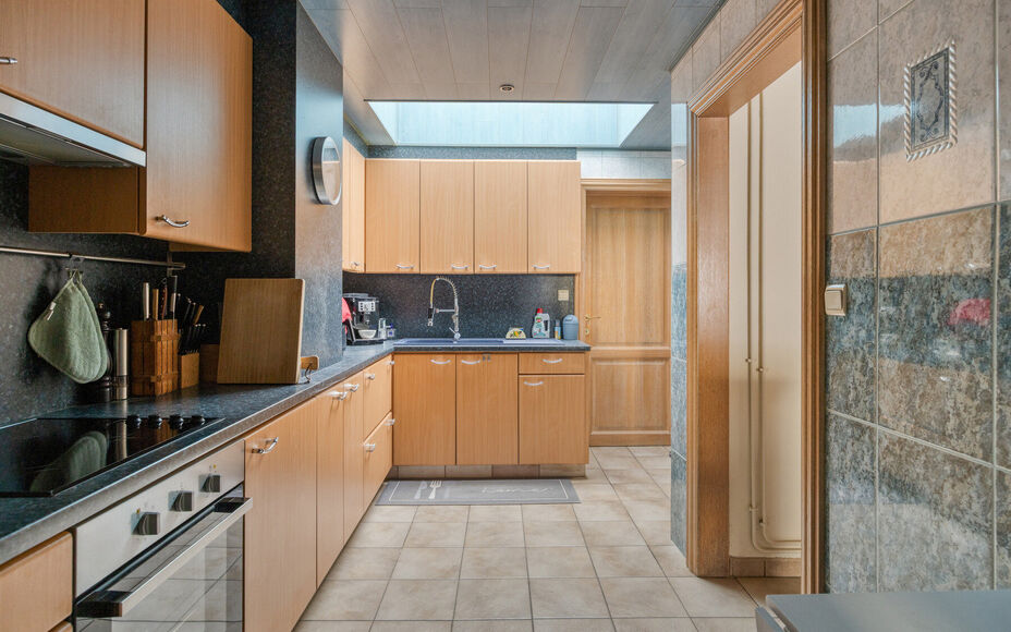 Leemans Immobiliën presenteert u  deze gerenoveerde, instapklare woning in het bruisende hart van Denderleeuw. Dankzij de uiterst centrale ligging bevinden alle belangrijke faciliteiten zich op wandelafstand: winkels, scholen, sportcentra én openbaar ve