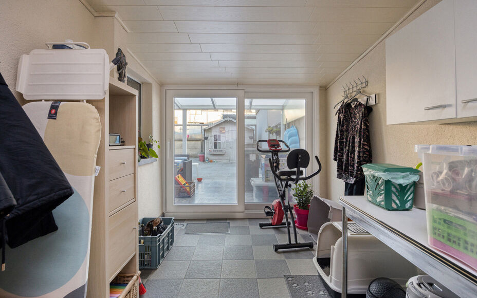 Leemans Immobiliën presenteert u  deze gerenoveerde, instapklare woning in het bruisende hart van Denderleeuw. Dankzij de uiterst centrale ligging bevinden alle belangrijke faciliteiten zich op wandelafstand: winkels, scholen, sportcentra én openbaar ve