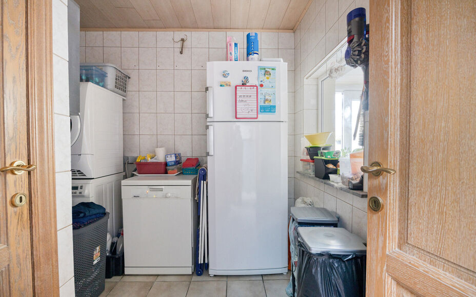 Leemans Immobiliën presenteert u  deze gerenoveerde, instapklare woning in het bruisende hart van Denderleeuw. Dankzij de uiterst centrale ligging bevinden alle belangrijke faciliteiten zich op wandelafstand: winkels, scholen, sportcentra én openbaar ve