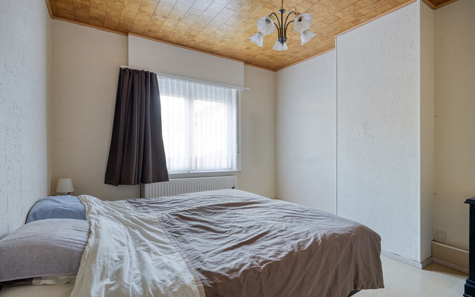 Leemans Immobiliën presenteert u  deze gerenoveerde, instapklare woning in het bruisende hart van Denderleeuw. Dankzij de uiterst centrale ligging bevinden alle belangrijke faciliteiten zich op wandelafstand: winkels, scholen, sportcentra én openbaar ve