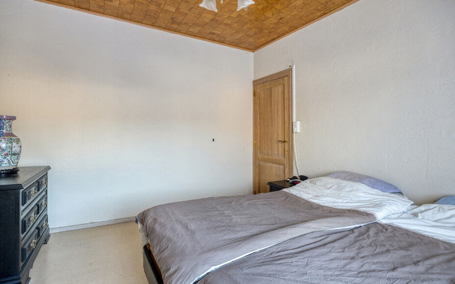 Leemans Immobiliën presenteert u  deze gerenoveerde, instapklare woning in het bruisende hart van Denderleeuw. Dankzij de uiterst centrale ligging bevinden alle belangrijke faciliteiten zich op wandelafstand: winkels, scholen, sportcentra én openbaar ve