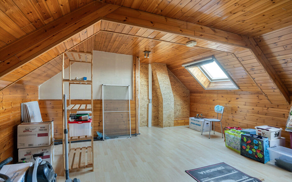 Leemans Immobiliën presenteert u  deze gerenoveerde, instapklare woning in het bruisende hart van Denderleeuw. Dankzij de uiterst centrale ligging bevinden alle belangrijke faciliteiten zich op wandelafstand: winkels, scholen, sportcentra én openbaar ve