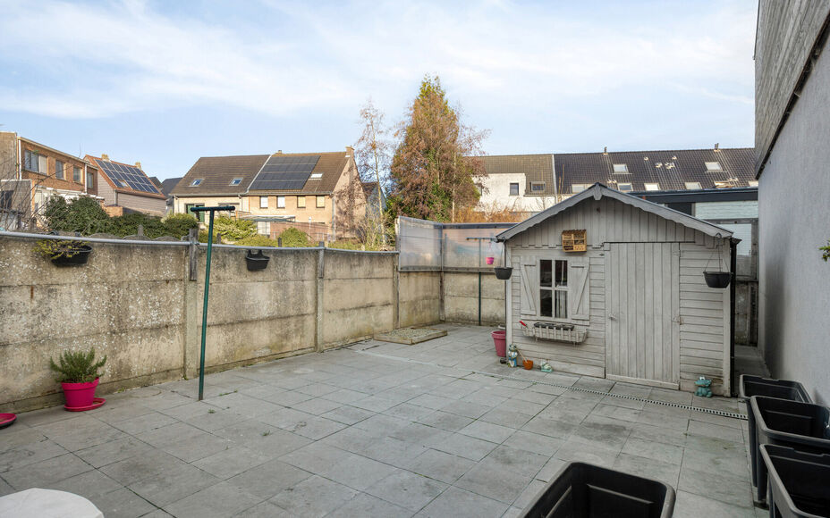 Leemans Immobiliën presenteert u  deze gerenoveerde, instapklare woning in het bruisende hart van Denderleeuw. Dankzij de uiterst centrale ligging bevinden alle belangrijke faciliteiten zich op wandelafstand: winkels, scholen, sportcentra én openbaar ve