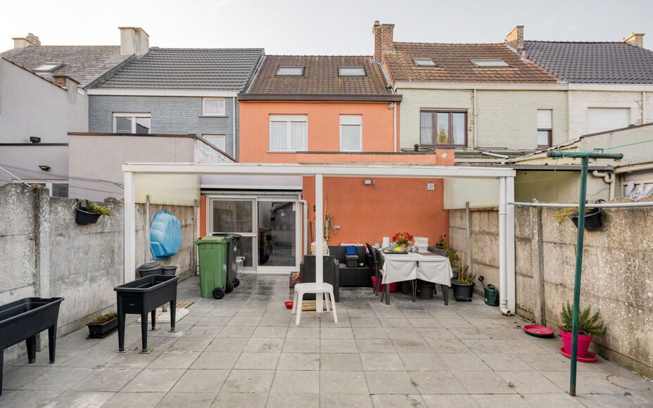 Leemans Immobiliën presenteert u  deze gerenoveerde, instapklare woning in het bruisende hart van Denderleeuw. Dankzij de uiterst centrale ligging bevinden alle belangrijke faciliteiten zich op wandelafstand: winkels, scholen, sportcentra én openbaar ve