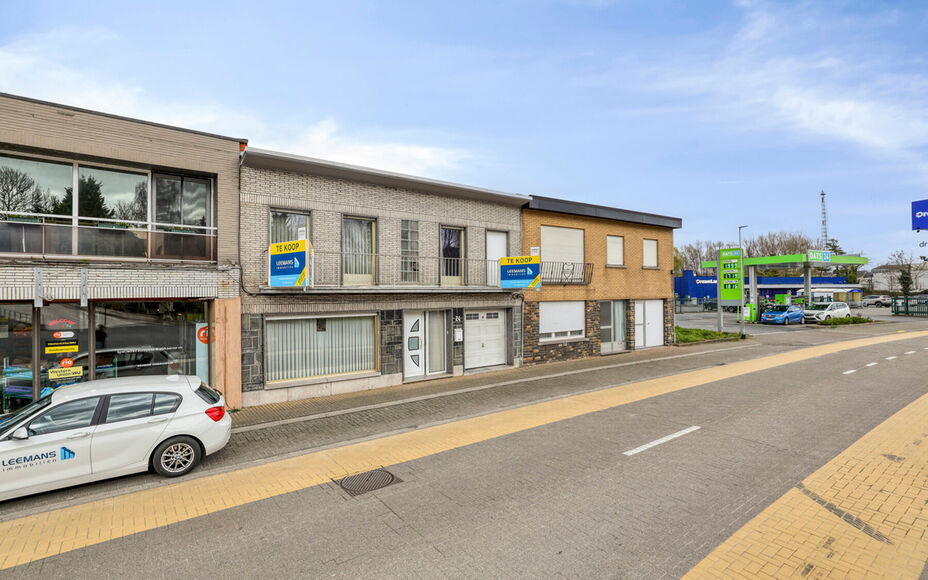 Leemans Immobiliën biedt u deze solide en ruime woning aan op een uitstekende en centrale ligging in Denderleeuw.Dankzij de gunstige ligging bevinden winkels, scholen, openbaar vervoer, sportinfrastructuur en belangrijke invalswegen zich op wandelafstand