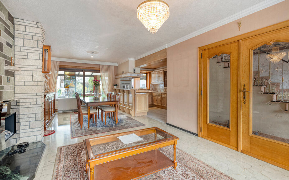 Leemans Immobiliën biedt u deze solide en ruime woning aan op een uitstekende en centrale ligging in Denderleeuw.Dankzij de gunstige ligging bevinden winkels, scholen, openbaar vervoer, sportinfrastructuur en belangrijke invalswegen zich op wandelafstand