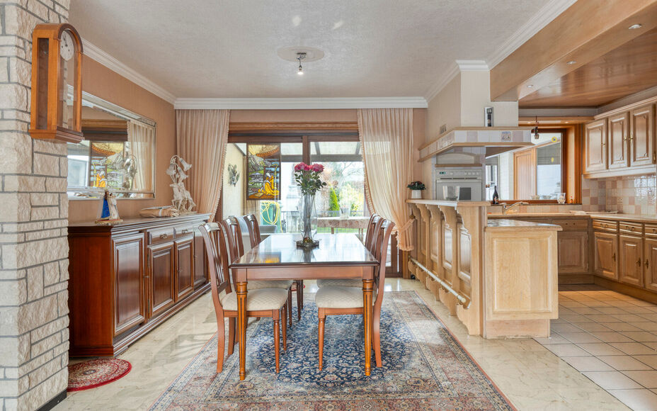 Leemans Immobiliën biedt u deze solide en ruime woning aan op een uitstekende en centrale ligging in Denderleeuw.Dankzij de gunstige ligging bevinden winkels, scholen, openbaar vervoer, sportinfrastructuur en belangrijke invalswegen zich op wandelafstand