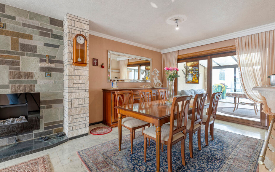 Leemans Immobiliën biedt u deze solide en ruime woning aan op een uitstekende en centrale ligging in Denderleeuw.Dankzij de gunstige ligging bevinden winkels, scholen, openbaar vervoer, sportinfrastructuur en belangrijke invalswegen zich op wandelafstand