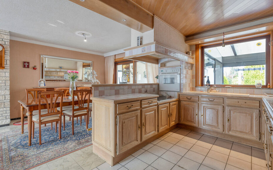 Leemans Immobiliën biedt u deze solide en ruime woning aan op een uitstekende en centrale ligging in Denderleeuw.Dankzij de gunstige ligging bevinden winkels, scholen, openbaar vervoer, sportinfrastructuur en belangrijke invalswegen zich op wandelafstand