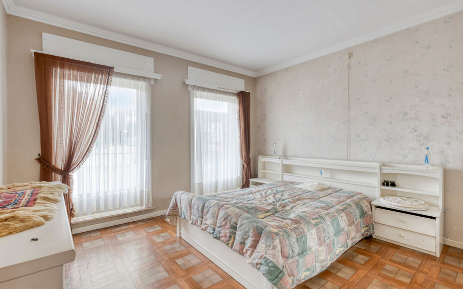 Leemans Immobiliën biedt u deze solide en ruime woning aan op een uitstekende en centrale ligging in Denderleeuw.Dankzij de gunstige ligging bevinden winkels, scholen, openbaar vervoer, sportinfrastructuur en belangrijke invalswegen zich op wandelafstand