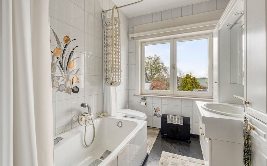 Leemans Immobiliën biedt u deze solide en ruime woning aan op een uitstekende en centrale ligging in Denderleeuw.Dankzij de gunstige ligging bevinden winkels, scholen, openbaar vervoer, sportinfrastructuur en belangrijke invalswegen zich op wandelafstand