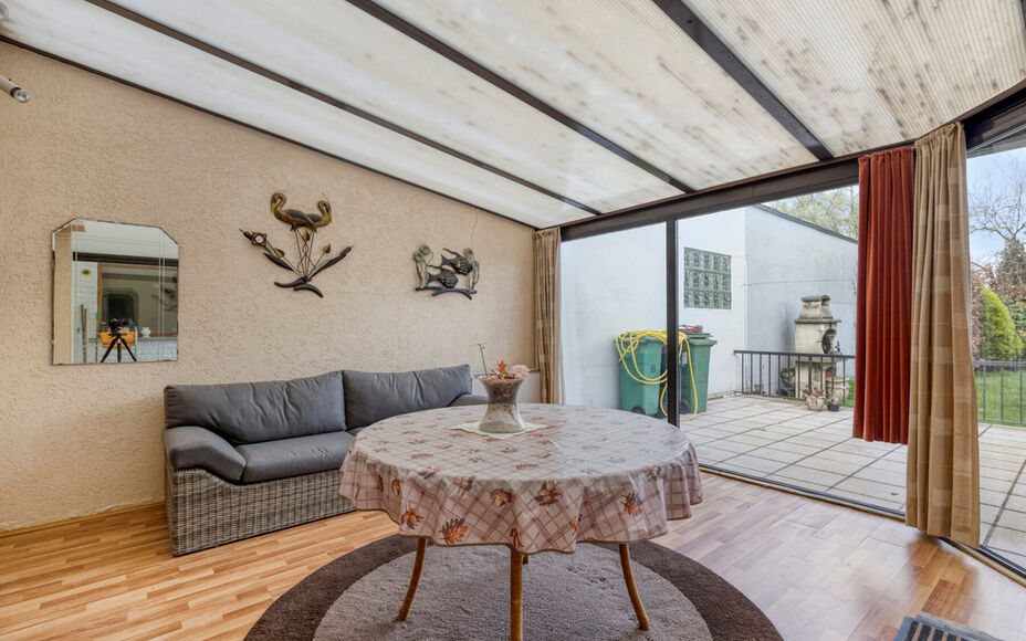 Leemans Immobiliën biedt u deze solide en ruime woning aan op een uitstekende en centrale ligging in Denderleeuw.Dankzij de gunstige ligging bevinden winkels, scholen, openbaar vervoer, sportinfrastructuur en belangrijke invalswegen zich op wandelafstand