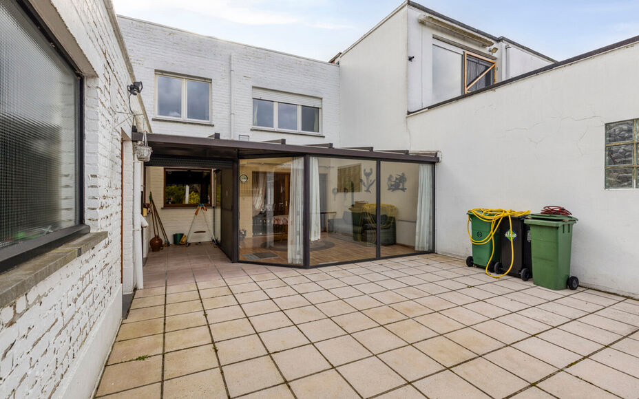 Leemans Immobiliën biedt u deze solide en ruime woning aan op een uitstekende en centrale ligging in Denderleeuw.Dankzij de gunstige ligging bevinden winkels, scholen, openbaar vervoer, sportinfrastructuur en belangrijke invalswegen zich op wandelafstand