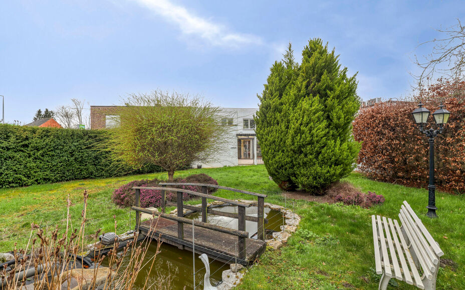 Leemans Immobiliën biedt u deze solide en ruime woning aan op een uitstekende en centrale ligging in Denderleeuw.Dankzij de gunstige ligging bevinden winkels, scholen, openbaar vervoer, sportinfrastructuur en belangrijke invalswegen zich op wandelafstand