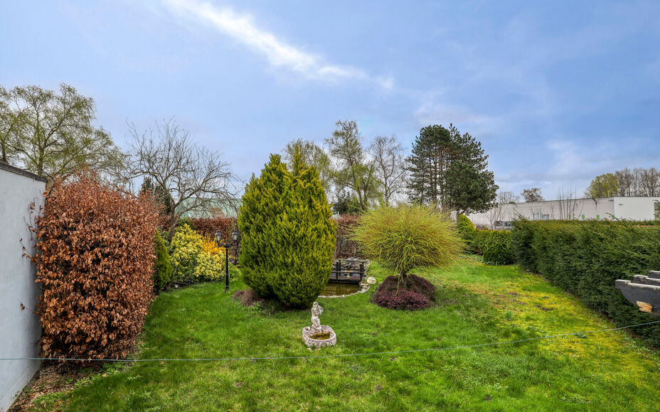Leemans Immobiliën biedt u deze solide en ruime woning aan op een uitstekende en centrale ligging in Denderleeuw.Dankzij de gunstige ligging bevinden winkels, scholen, openbaar vervoer, sportinfrastructuur en belangrijke invalswegen zich op wandelafstand