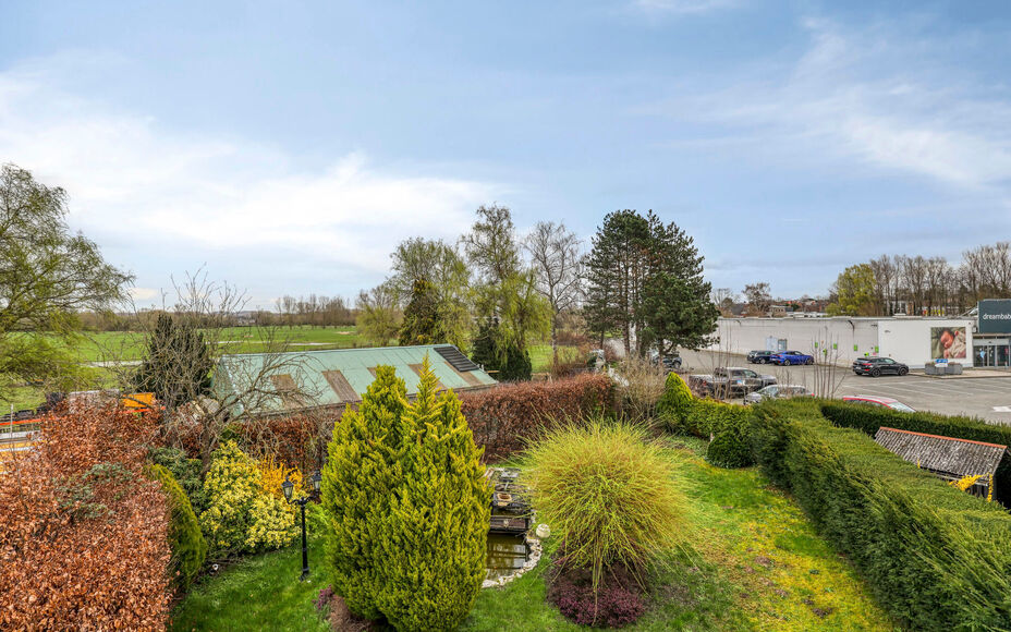 Leemans Immobiliën biedt u deze solide en ruime woning aan op een uitstekende en centrale ligging in Denderleeuw.Dankzij de gunstige ligging bevinden winkels, scholen, openbaar vervoer, sportinfrastructuur en belangrijke invalswegen zich op wandelafstand