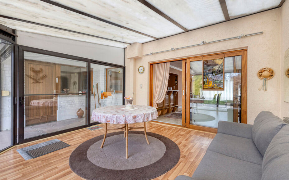 Leemans Immobiliën biedt u deze solide en ruime woning aan op een uitstekende en centrale ligging in Denderleeuw.Dankzij de gunstige ligging bevinden winkels, scholen, openbaar vervoer, sportinfrastructuur en belangrijke invalswegen zich op wandelafstand