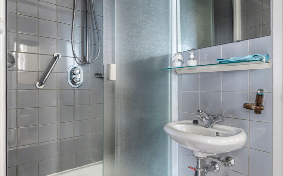 Leemans Immobiliën biedt u deze solide en ruime woning aan op een uitstekende en centrale ligging in Denderleeuw.Dankzij de gunstige ligging bevinden winkels, scholen, openbaar vervoer, sportinfrastructuur en belangrijke invalswegen zich op wandelafstand