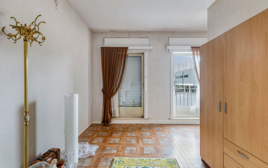 Leemans Immobiliën biedt u deze solide en ruime woning aan op een uitstekende en centrale ligging in Denderleeuw.Dankzij de gunstige ligging bevinden winkels, scholen, openbaar vervoer, sportinfrastructuur en belangrijke invalswegen zich op wandelafstand