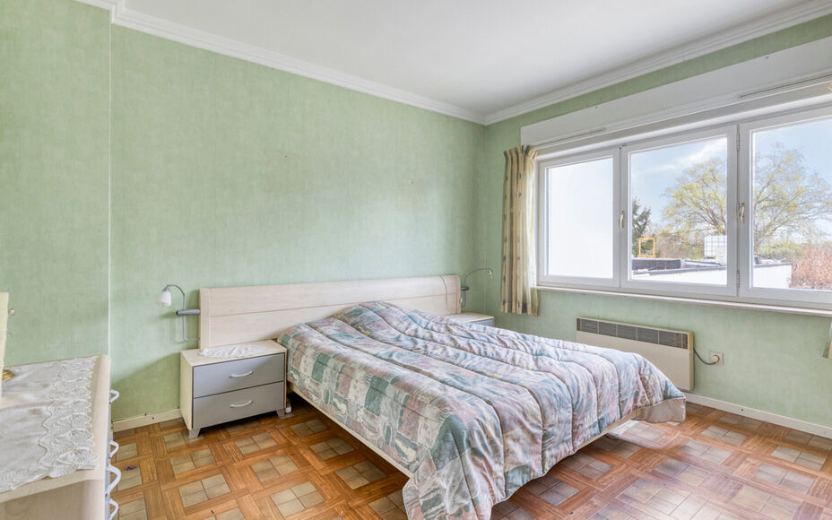 Leemans Immobiliën biedt u deze solide en ruime woning aan op een uitstekende en centrale ligging in Denderleeuw.Dankzij de gunstige ligging bevinden winkels, scholen, openbaar vervoer, sportinfrastructuur en belangrijke invalswegen zich op wandelafstand