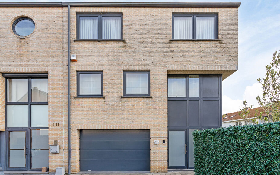 Leemans immobiliën biedt u deze ruime en perfect onderhouden bel-etagewoning op een centrale en toch rustige omgeving aan in Groot-Bijgaarden.
Door de centrale ligging van de woning zijn winkels, scholen, sportinfrastructuur, invalswegen en openbaar verv