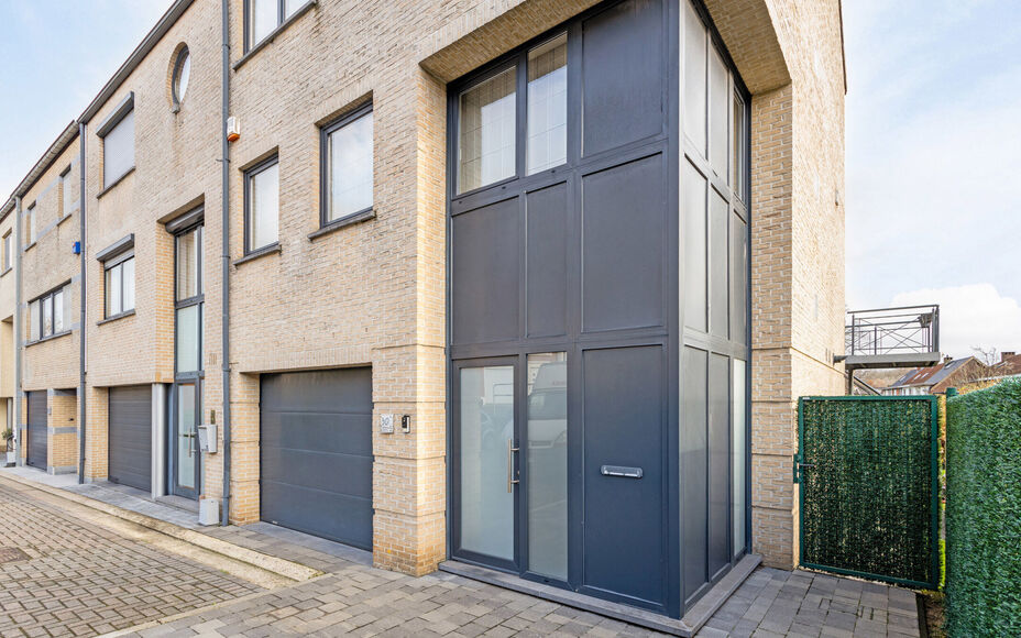 Leemans immobiliën biedt u deze ruime en perfect onderhouden bel-etagewoning op een centrale en toch rustige omgeving aan in Groot-Bijgaarden.
Door de centrale ligging van de woning zijn winkels, scholen, sportinfrastructuur, invalswegen en openbaar verv