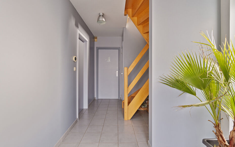 Leemans immobiliën biedt u deze ruime en perfect onderhouden bel-etagewoning op een centrale en toch rustige omgeving aan in Groot-Bijgaarden.
Door de centrale ligging van de woning zijn winkels, scholen, sportinfrastructuur, invalswegen en openbaar verv