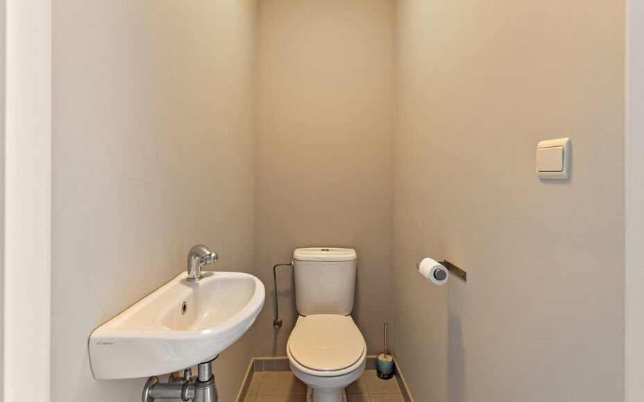 Leemans immobiliën biedt u deze ruime en perfect onderhouden bel-etagewoning op een centrale en toch rustige omgeving aan in Groot-Bijgaarden.
Door de centrale ligging van de woning zijn winkels, scholen, sportinfrastructuur, invalswegen en openbaar verv