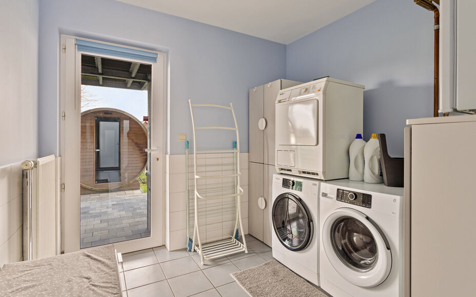 Leemans immobiliën biedt u deze ruime en perfect onderhouden bel-etagewoning op een centrale en toch rustige omgeving aan in Groot-Bijgaarden.
Door de centrale ligging van de woning zijn winkels, scholen, sportinfrastructuur, invalswegen en openbaar verv