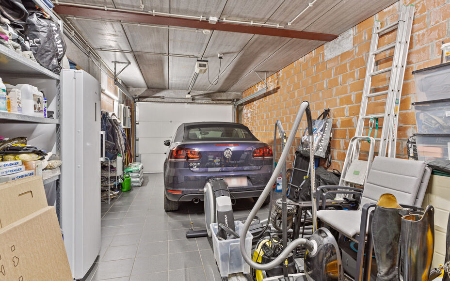 Leemans immobiliën biedt u deze ruime en perfect onderhouden bel-etagewoning op een centrale en toch rustige omgeving aan in Groot-Bijgaarden.
Door de centrale ligging van de woning zijn winkels, scholen, sportinfrastructuur, invalswegen en openbaar verv