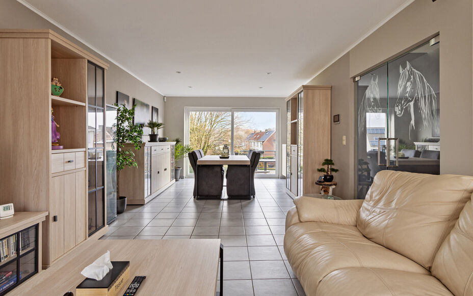 Leemans immobiliën biedt u deze ruime en perfect onderhouden bel-etagewoning op een centrale en toch rustige omgeving aan in Groot-Bijgaarden.
Door de centrale ligging van de woning zijn winkels, scholen, sportinfrastructuur, invalswegen en openbaar verv