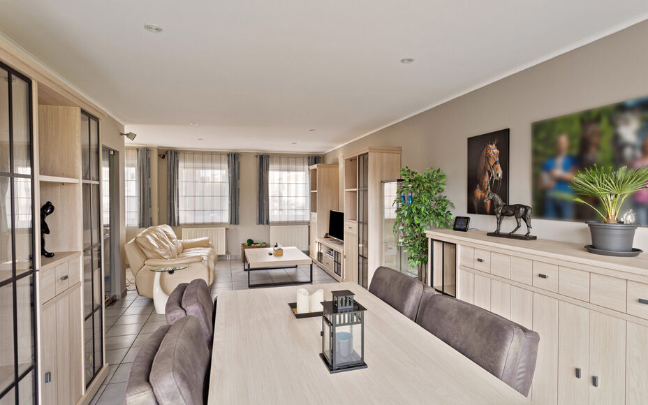 Leemans immobiliën biedt u deze ruime en perfect onderhouden bel-etagewoning op een centrale en toch rustige omgeving aan in Groot-Bijgaarden.
Door de centrale ligging van de woning zijn winkels, scholen, sportinfrastructuur, invalswegen en openbaar verv