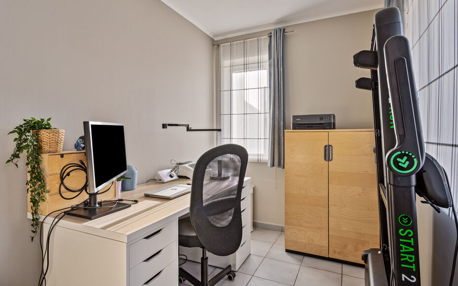 Leemans immobiliën biedt u deze ruime en perfect onderhouden bel-etagewoning op een centrale en toch rustige omgeving aan in Groot-Bijgaarden.
Door de centrale ligging van de woning zijn winkels, scholen, sportinfrastructuur, invalswegen en openbaar verv