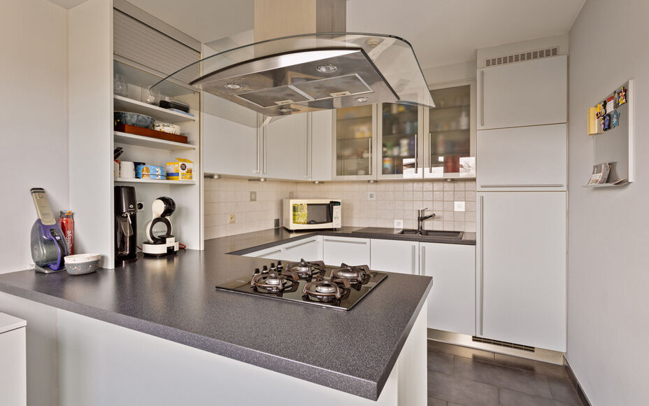 Leemans immobiliën biedt u deze ruime en perfect onderhouden bel-etagewoning op een centrale en toch rustige omgeving aan in Groot-Bijgaarden.
Door de centrale ligging van de woning zijn winkels, scholen, sportinfrastructuur, invalswegen en openbaar verv