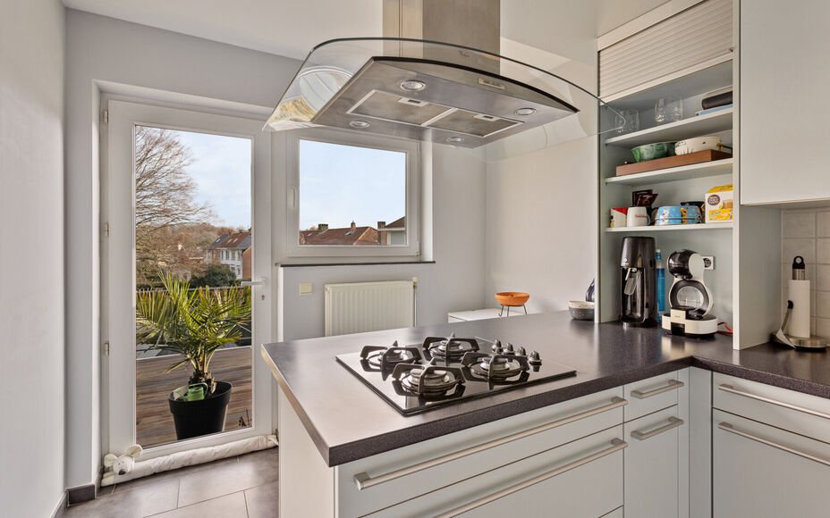 Leemans immobiliën biedt u deze ruime en perfect onderhouden bel-etagewoning op een centrale en toch rustige omgeving aan in Groot-Bijgaarden.
Door de centrale ligging van de woning zijn winkels, scholen, sportinfrastructuur, invalswegen en openbaar verv