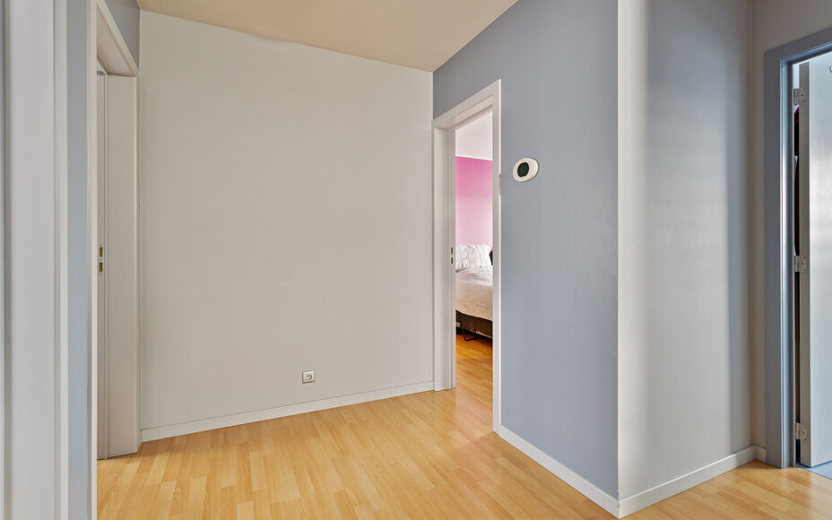 Leemans immobiliën biedt u deze ruime en perfect onderhouden bel-etagewoning op een centrale en toch rustige omgeving aan in Groot-Bijgaarden.
Door de centrale ligging van de woning zijn winkels, scholen, sportinfrastructuur, invalswegen en openbaar verv