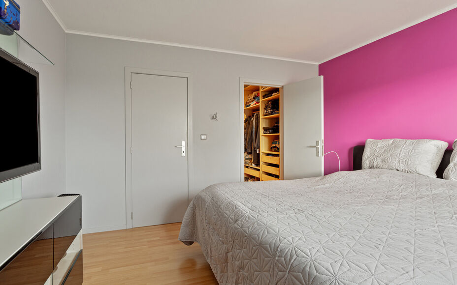 Leemans immobiliën biedt u deze ruime en perfect onderhouden bel-etagewoning op een centrale en toch rustige omgeving aan in Groot-Bijgaarden.
Door de centrale ligging van de woning zijn winkels, scholen, sportinfrastructuur, invalswegen en openbaar verv