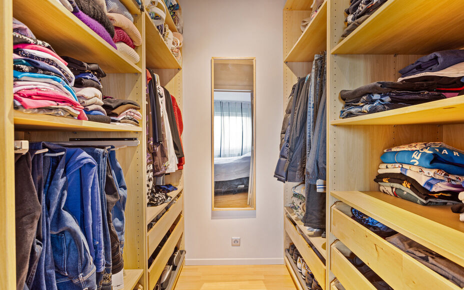 Leemans immobiliën biedt u deze ruime en perfect onderhouden bel-etagewoning op een centrale en toch rustige omgeving aan in Groot-Bijgaarden.
Door de centrale ligging van de woning zijn winkels, scholen, sportinfrastructuur, invalswegen en openbaar verv