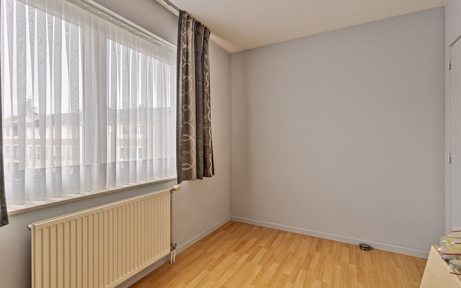 Leemans immobiliën biedt u deze ruime en perfect onderhouden bel-etagewoning op een centrale en toch rustige omgeving aan in Groot-Bijgaarden.
Door de centrale ligging van de woning zijn winkels, scholen, sportinfrastructuur, invalswegen en openbaar verv