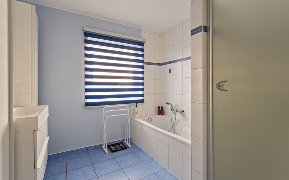 Leemans immobiliën biedt u deze ruime en perfect onderhouden bel-etagewoning op een centrale en toch rustige omgeving aan in Groot-Bijgaarden.
Door de centrale ligging van de woning zijn winkels, scholen, sportinfrastructuur, invalswegen en openbaar verv
