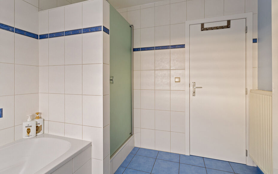 Leemans immobiliën biedt u deze ruime en perfect onderhouden bel-etagewoning op een centrale en toch rustige omgeving aan in Groot-Bijgaarden.
Door de centrale ligging van de woning zijn winkels, scholen, sportinfrastructuur, invalswegen en openbaar verv