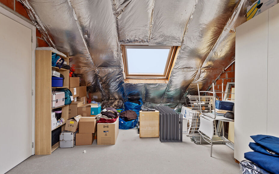 Leemans immobiliën biedt u deze ruime en perfect onderhouden bel-etagewoning op een centrale en toch rustige omgeving aan in Groot-Bijgaarden.
Door de centrale ligging van de woning zijn winkels, scholen, sportinfrastructuur, invalswegen en openbaar verv
