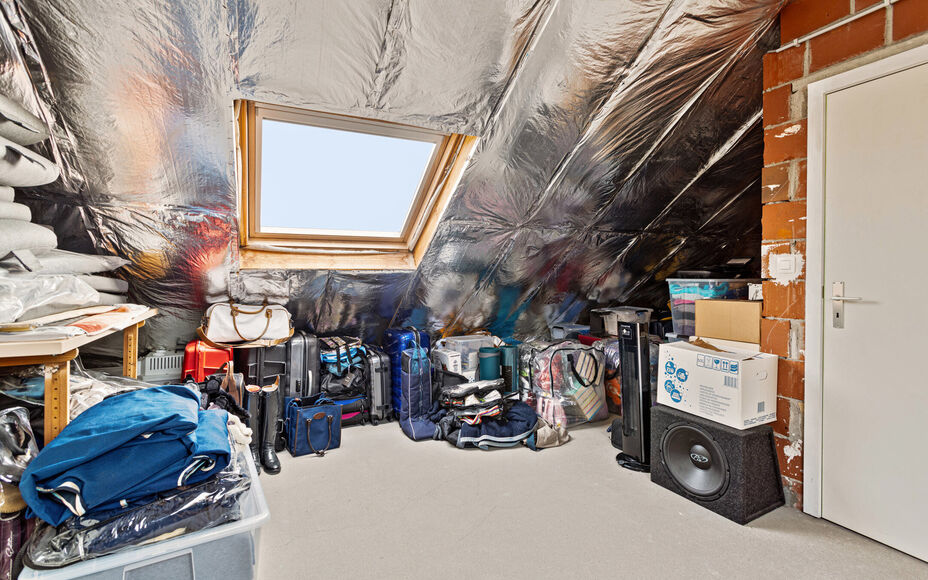 Leemans immobiliën biedt u deze ruime en perfect onderhouden bel-etagewoning op een centrale en toch rustige omgeving aan in Groot-Bijgaarden.
Door de centrale ligging van de woning zijn winkels, scholen, sportinfrastructuur, invalswegen en openbaar verv