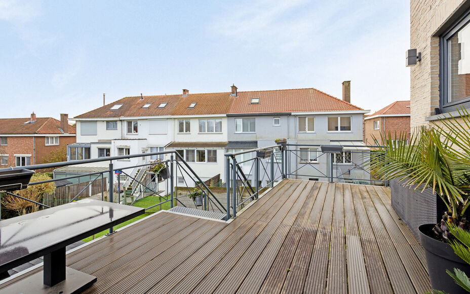 Leemans immobiliën biedt u deze ruime en perfect onderhouden bel-etagewoning op een centrale en toch rustige omgeving aan in Groot-Bijgaarden.
Door de centrale ligging van de woning zijn winkels, scholen, sportinfrastructuur, invalswegen en openbaar verv