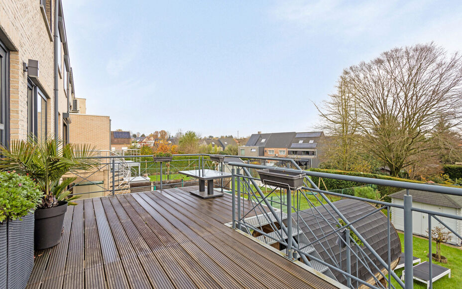 Leemans immobiliën biedt u deze ruime en perfect onderhouden bel-etagewoning op een centrale en toch rustige omgeving aan in Groot-Bijgaarden.
Door de centrale ligging van de woning zijn winkels, scholen, sportinfrastructuur, invalswegen en openbaar verv