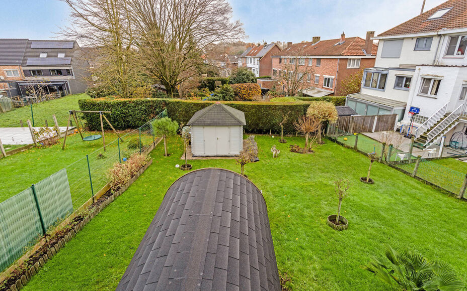 Leemans immobiliën biedt u deze ruime en perfect onderhouden bel-etagewoning op een centrale en toch rustige omgeving aan in Groot-Bijgaarden.
Door de centrale ligging van de woning zijn winkels, scholen, sportinfrastructuur, invalswegen en openbaar verv
