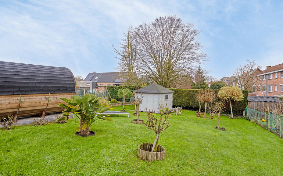 Leemans immobiliën biedt u deze ruime en perfect onderhouden bel-etagewoning op een centrale en toch rustige omgeving aan in Groot-Bijgaarden.
Door de centrale ligging van de woning zijn winkels, scholen, sportinfrastructuur, invalswegen en openbaar verv