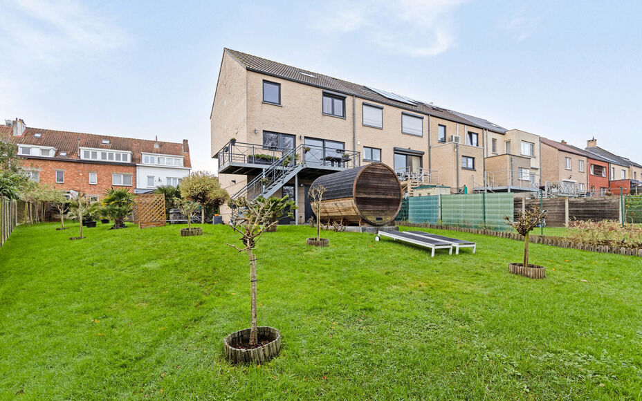 Leemans immobiliën biedt u deze ruime en perfect onderhouden bel-etagewoning op een centrale en toch rustige omgeving aan in Groot-Bijgaarden.
Door de centrale ligging van de woning zijn winkels, scholen, sportinfrastructuur, invalswegen en openbaar verv