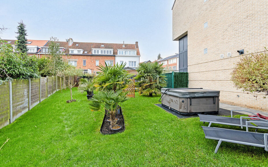 Leemans immobiliën biedt u deze ruime en perfect onderhouden bel-etagewoning op een centrale en toch rustige omgeving aan in Groot-Bijgaarden.
Door de centrale ligging van de woning zijn winkels, scholen, sportinfrastructuur, invalswegen en openbaar verv